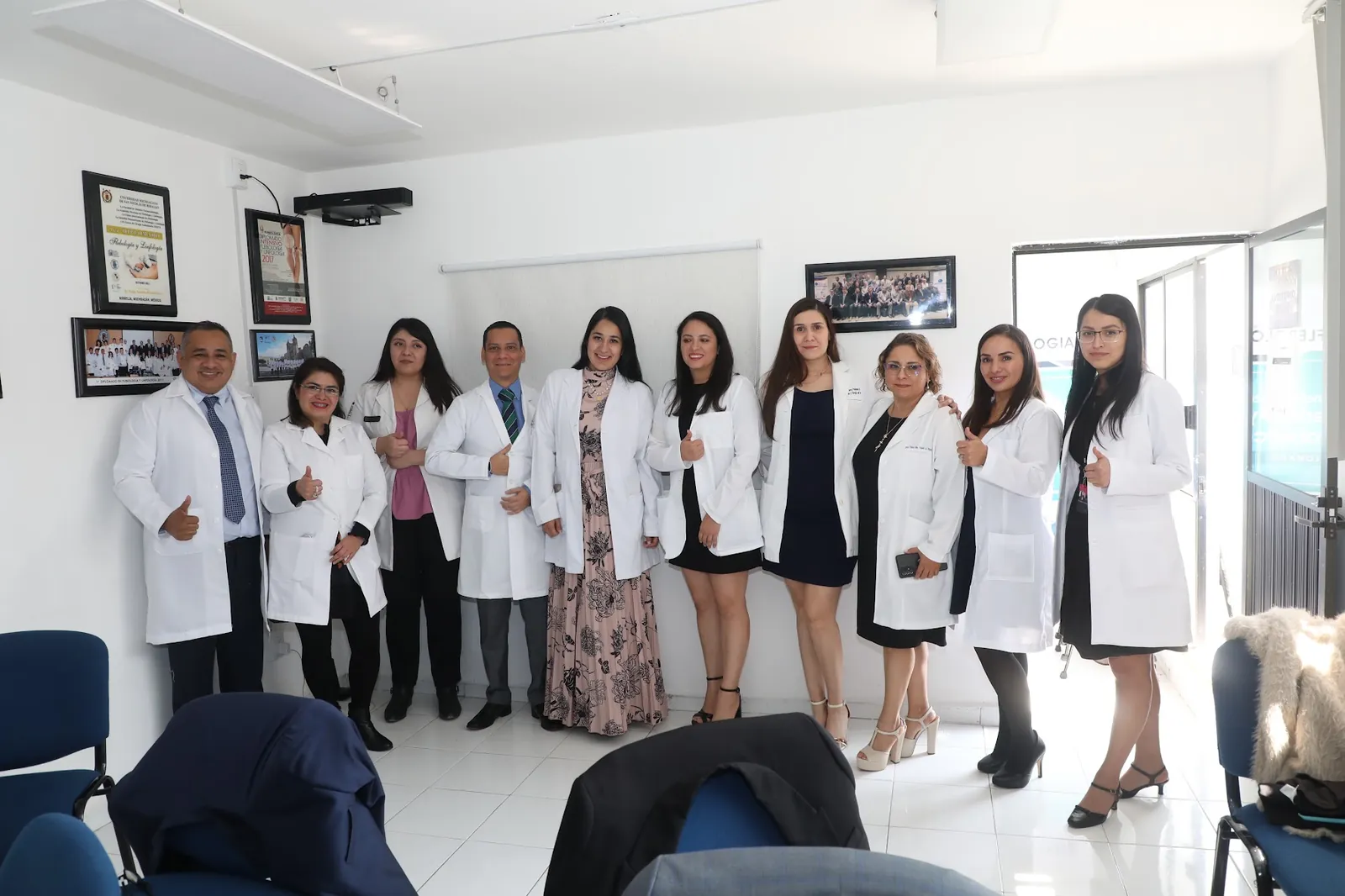 Médicas flebólogas egresadas del IMF en consultorio de flebología