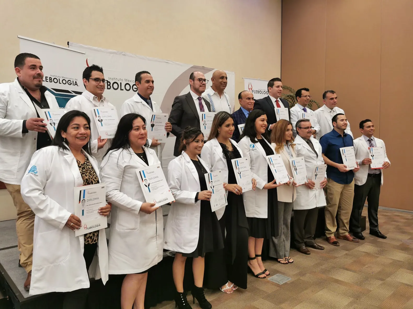 Graduación del diplomado de flebología del IMF: médicos con sus diplomas