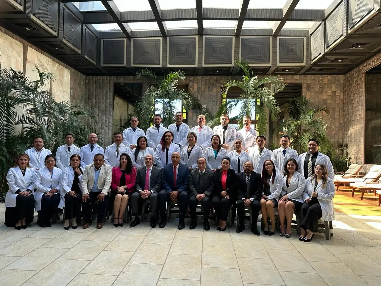 Comunidad médica del Instituto Mexicano de Flebología reunida en evento académico