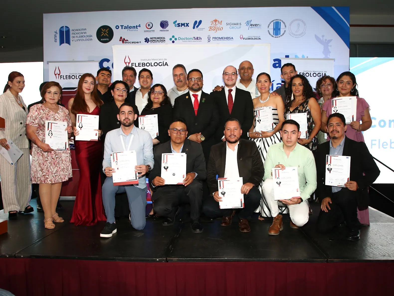 Egresados del diplomado del Instituto Mexicano de Flebología con sus diplomas