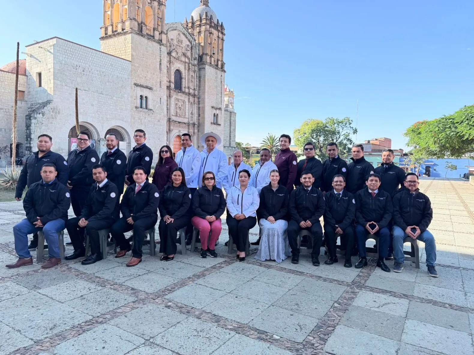 Generación de médicos flebólogos del Instituto Mexicano de Flebología frente a Santo Domingo de Guzmán en Oaxaca