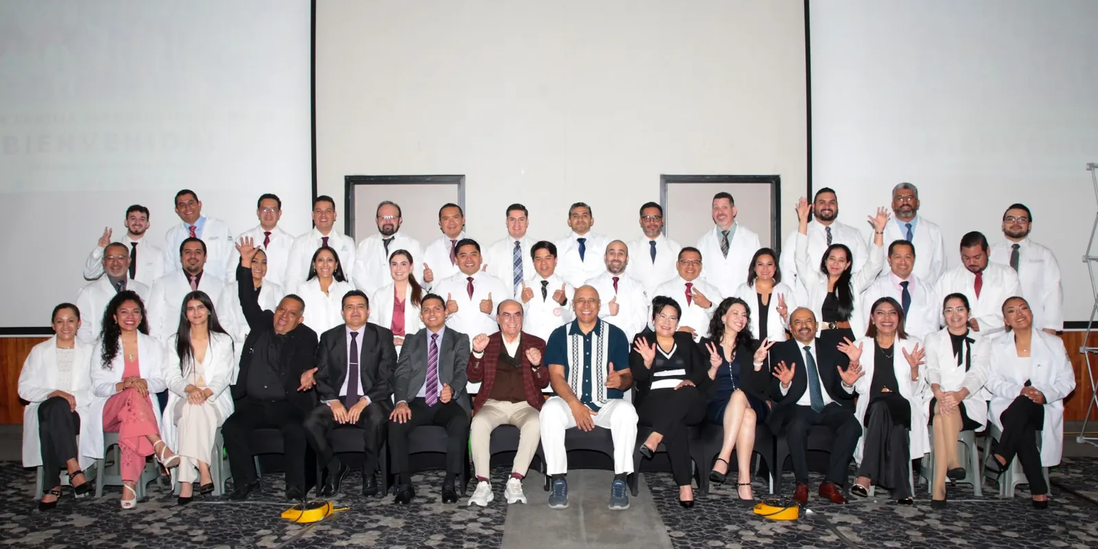 Gran familia flebológica: generación de egresados del IMF en la foto de bienvenida
